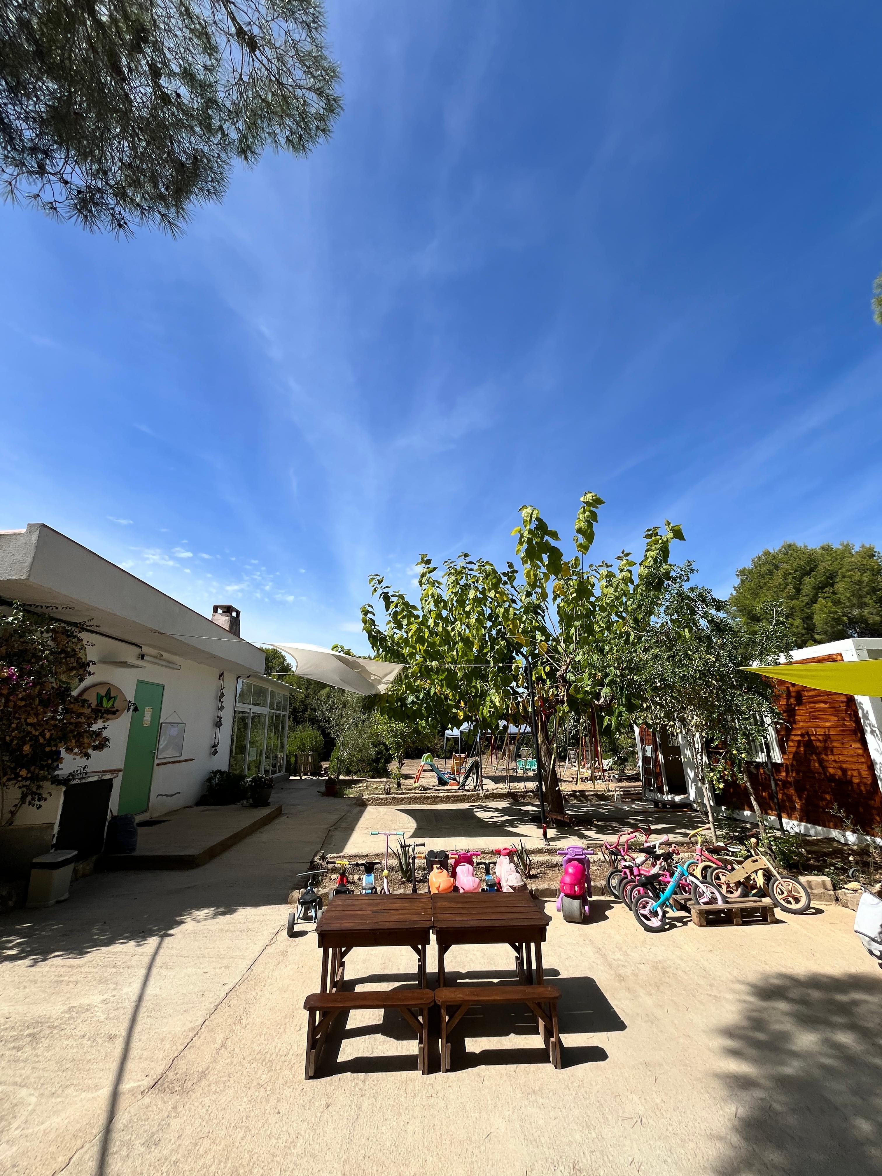 Espai exterior de la granja escola