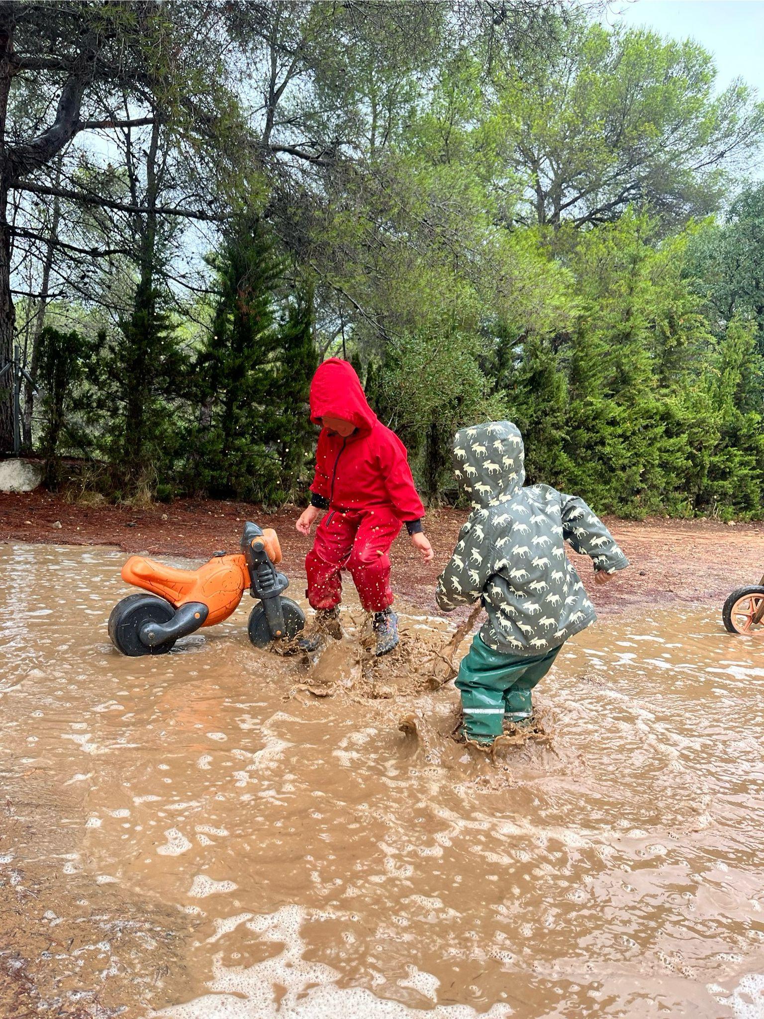 Jugant al fang sota la pluja