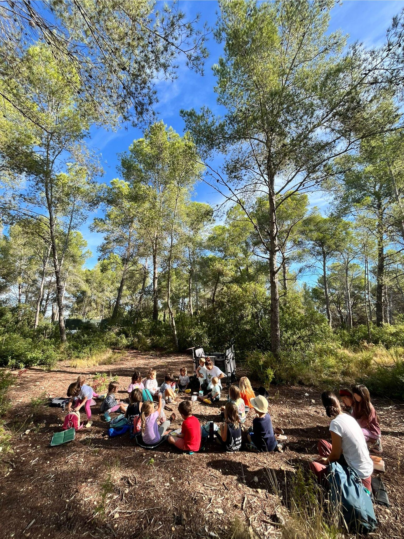 Infants explorant a la natura