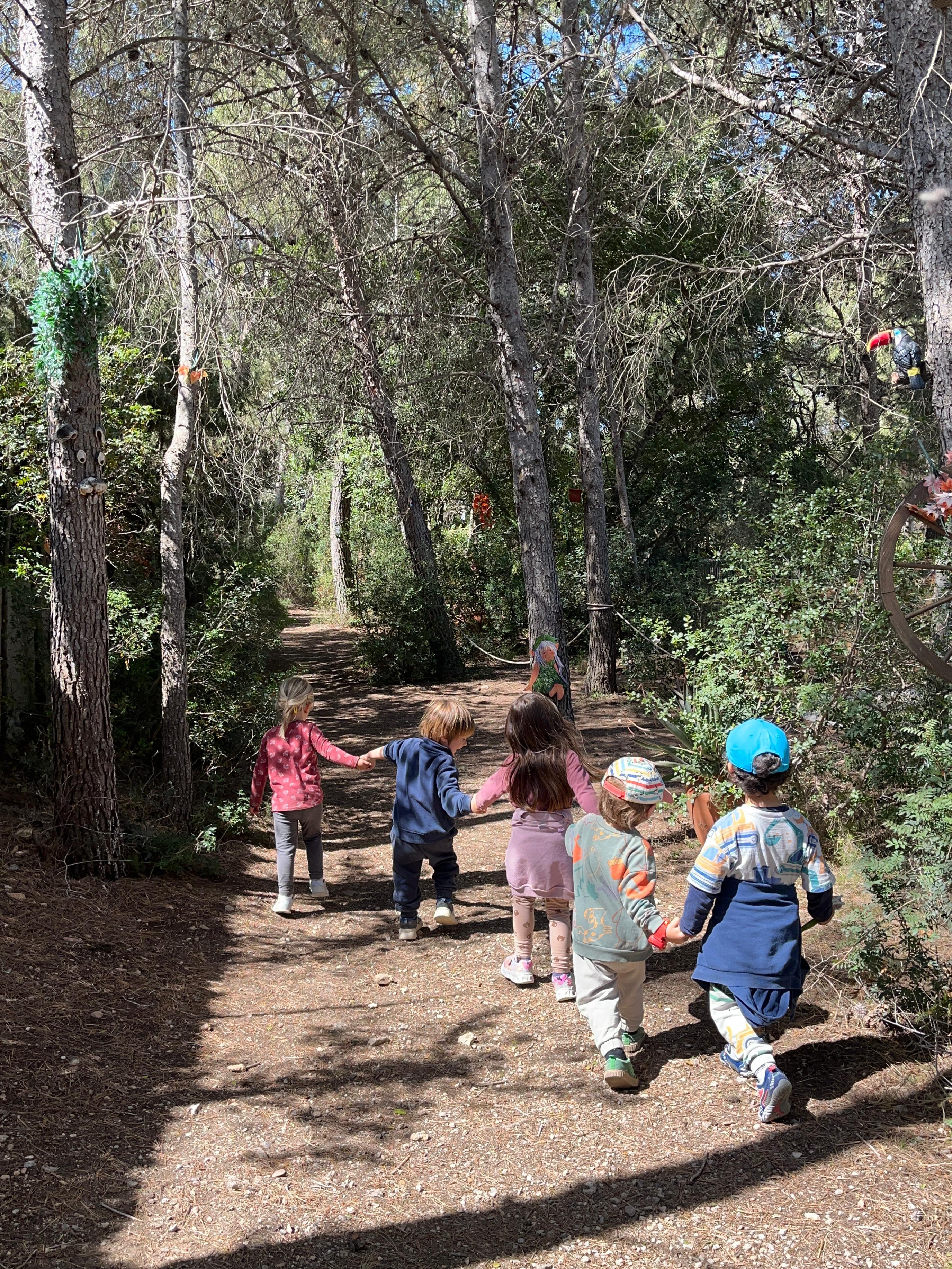Passejant pel bosc agafats de la mà