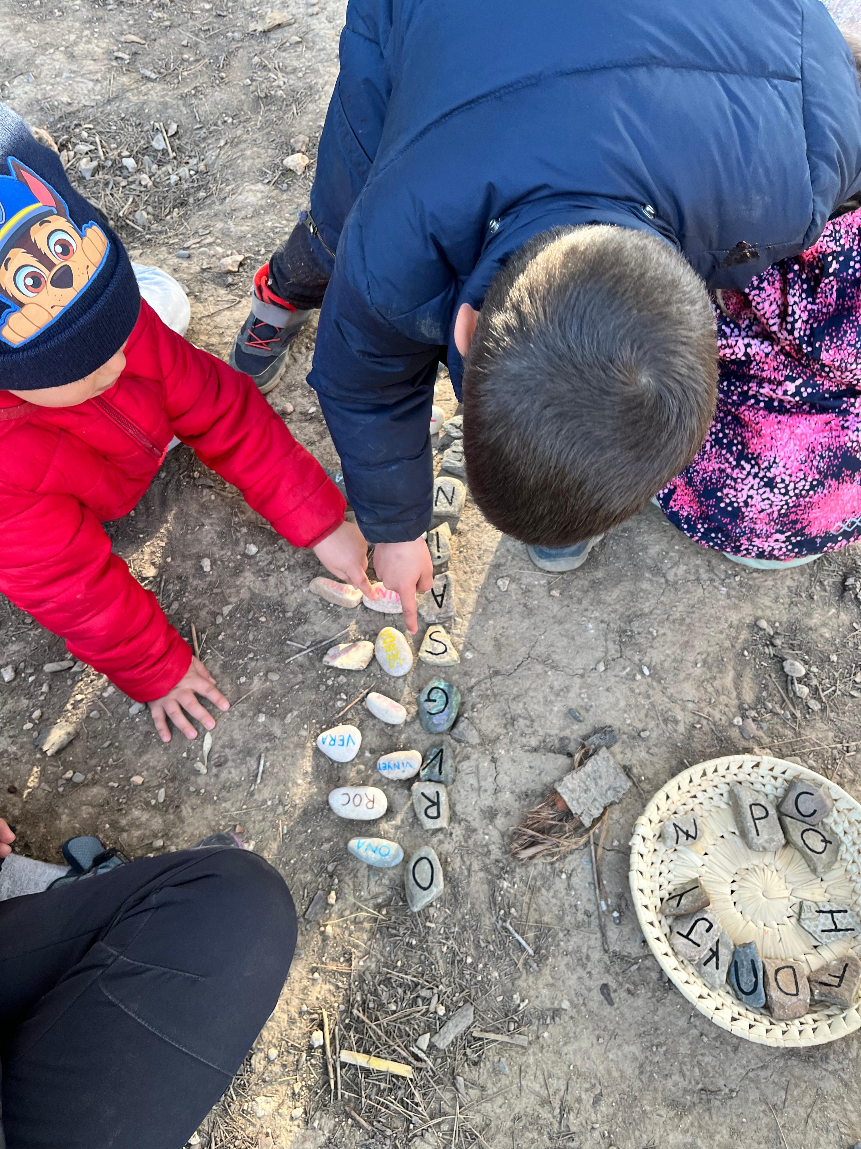 Infants observant un poni