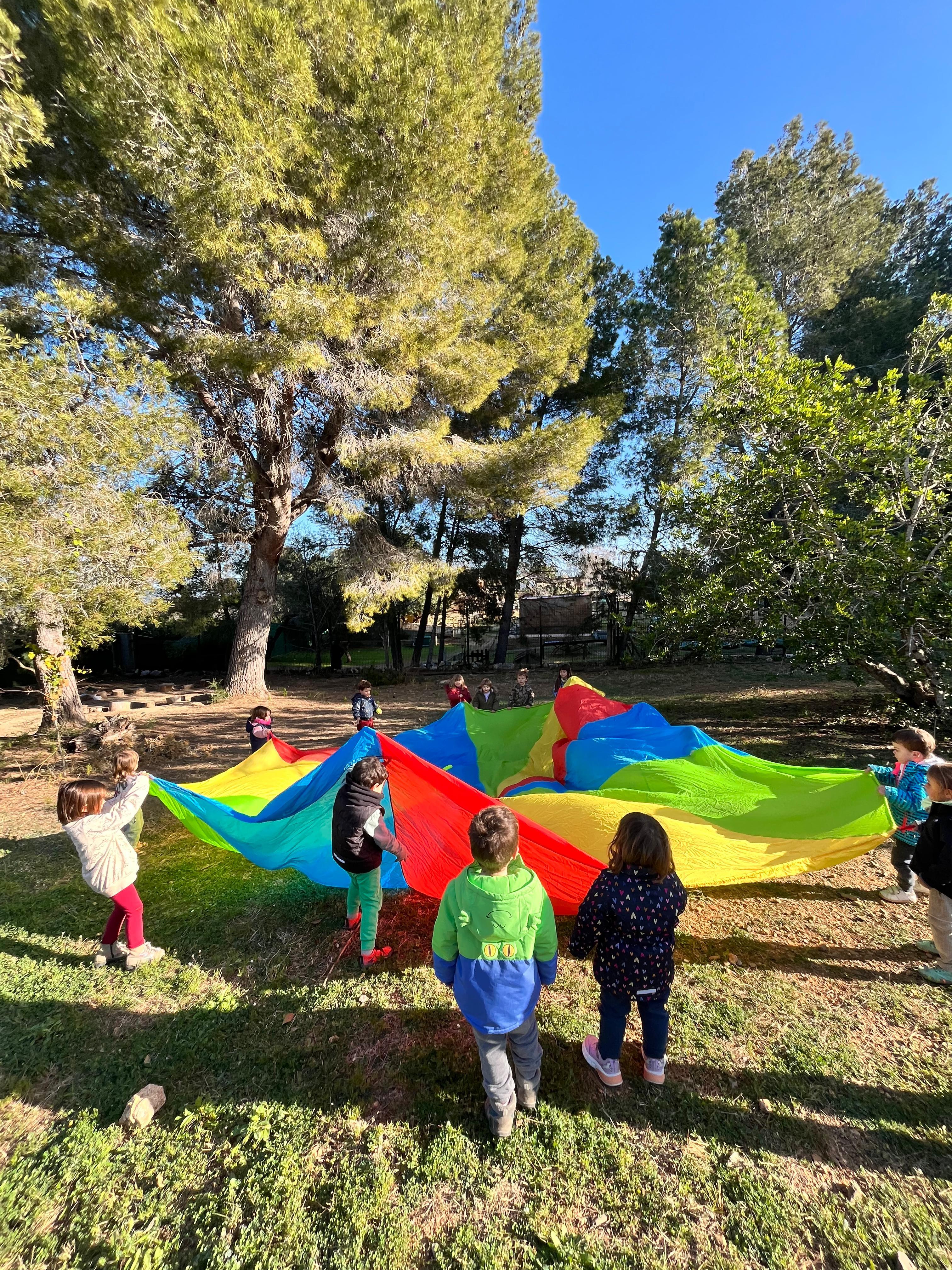 Joc del paracaigudes al bosc